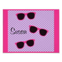 Rosa Sonnenbrillen und lila Checkered Hintergrund Kunstphoto