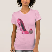 Rosa Stilett-Schuh und kleiner Kuchen Hemd