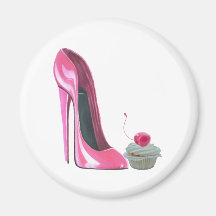 Rosa Stilett-Schuh und kleiner Kuchen Magnete