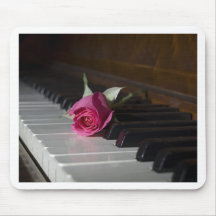 Rose auf Klavier Mousepads