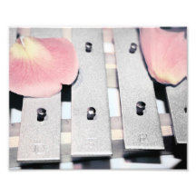 Rosen-Blumenblätter auf Metall Bell verblaßten Art Kunstfoto