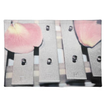 Rosen-Blumenblätter auf Metall Bell verblaßten Art Tisch Sets