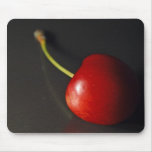 Rote Kirsche in der Dunkelheit Mousepads