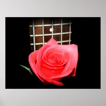 Rote rosa Rose gegen fretboard Baß der Schnur fünf Plakat