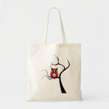 Rote Zuckerschädel-Eule in der Baum-Tasche