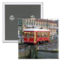 Roter elektrischer Streetcar auf Bahnen Anstecknadelbutton
