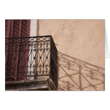 Roter Fensterladen-Balkon in Provence, Frankreich Karten