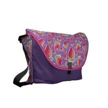 Rotes lila Erdbeerpastellmuster Kuriertasche