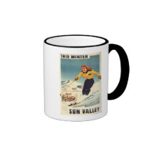 Rothaarige Frauen-lächelndes und Ski fahrendes Pla Tasse