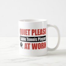 Ruhe bitte Tischtennis-Spieler bei der Arbeit Kaffeetassen
