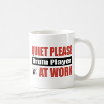 Ruhe trommelt bitte Spieler bei der Arbeit Tee Tasse