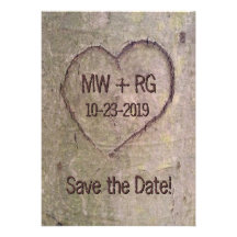 Save the Date Herz geschnitzt in der Baum-Mitteilu Personalisierte Einladungskarten