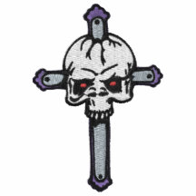 Schädel auf einem Kreuz gestickten Hemd