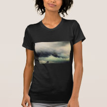 Schiffe in einem Sturm T-shirts