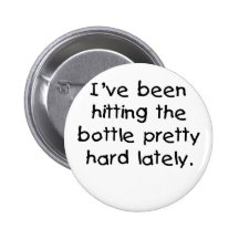 Schlagen der Flaschen-T-Shirts und der Geschenke Button