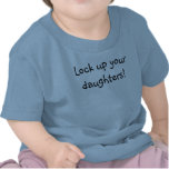Schließen Sie oben Ihre Töchter zu! Tshirt