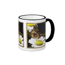 Schmetterling auf Gänseblümchen-Wecker-Kaffeetasse