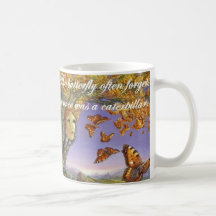 Schmetterling vergisst Becher Kaffeetasse
