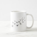 Schmetterlinge, die über die Seite tanzen Kaffeetassen