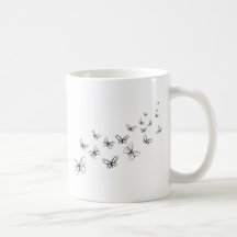 Schmetterlinge, die über die Seite tanzen Kaffeetassen