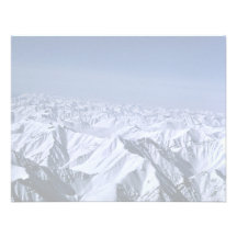Schneebedeckte Bergspitze-Bach-Strecke Ankündigungen