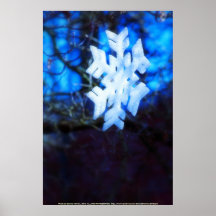Schneeflocke im Blau Plakate