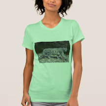 Schneeleopard neben Fluss Shirts