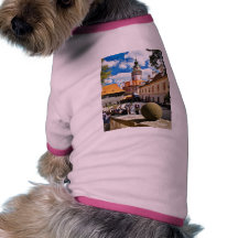 Schön gemalter Turm in Cesky Krumlov Stadt Hund Tshirts