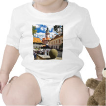 Schön gemalter Turm in Cesky Krumlov Stadt Baby Strampelanzug