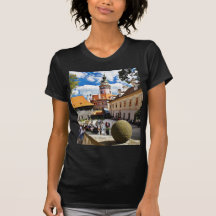 Schön gemalter Turm in Cesky Krumlov Stadt Tshirts