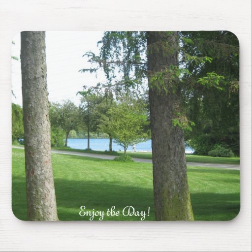 Schöne grüne See-Park-Bäume Mousepad