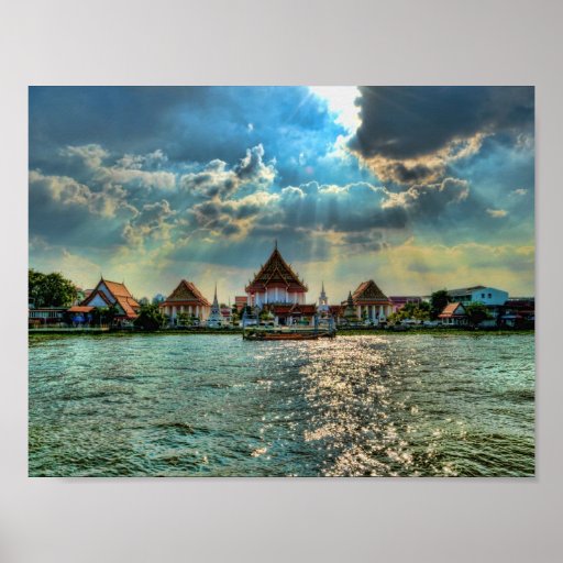Schöne Tempel nähern sich Bangkok an der Dämmerung Poster