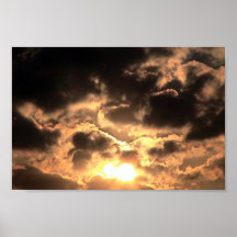 Schöner goldener Sun und dunkle Wolken Posterdrucke