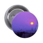 Schöner Sonnenuntergang: Roter Sonnenuntergang auf Anstecknadelbutton