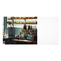 Schreibtisch mit Flaschen Chemikalien Foto Karte