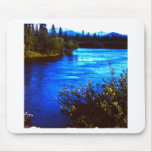 Schroffer landschaftlicher alaskischer Fluss Mousepad