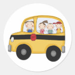 Schulbus mit Kindert-shirts und -geschenken Runde Aufkleber