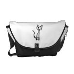 Schwarze Katze, blinzelnd. Weißer Hintergrund Kuriertaschen