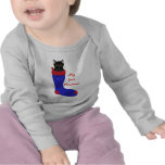 Schwarze Katze im blauen WeihnachtsStrumpf-T-Shirt