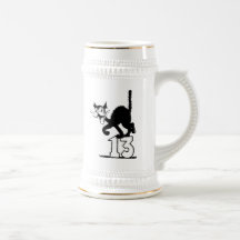 Schwarze Katze stehend auf der Nr. 13 Teetasse