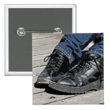 Schwarze Lederstiefel und blaues Jean-Denim Anstecknadelbutton