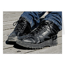 Schwarze Lederstiefel und blaues Jean-Denim Grußkarte