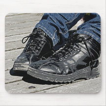 Schwarze Lederstiefel und blaues Jean-Denim Mousepad