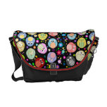 Schwarze Tasche mit niedlichen Eulen und Blumen Kuriertaschen