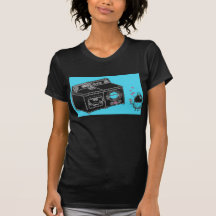 Schwarze Waschmaschine und Trockner T-shirts