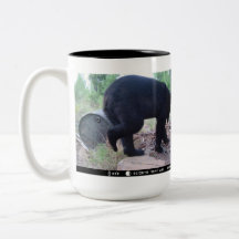 Schwarzer Bär, der seinen Zufuhr-Fass-Plan erwägt Kaffee Tasse