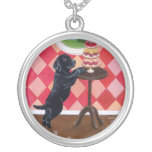 Schwarzer Labrador-Welpe mit kleinen Kuchen Halskette