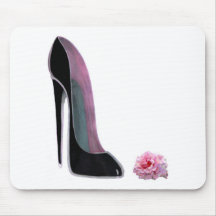 Schwarzer Stilett-Schuh und Rose Mauspads