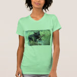 Schwarzes Bär-Junges im Sommersumpf T-shirts