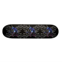 Schwarzes Einhorn über Tätowierungs-Skateboard Individuelle Decks